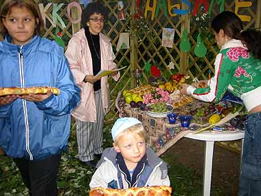 Evelyn and Gabriel share Challa with the guests.