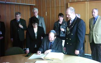 Rabbi Oseran signs Golden Book of Hamlin