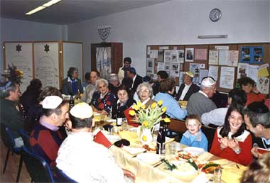 Pessach Seder in der Gemeinde mit jung und alt