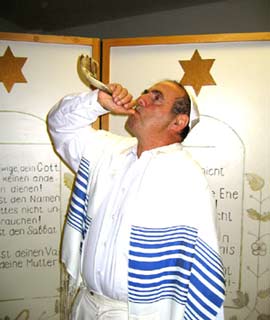 Volodymr bläst Schofar während des Gottesdienstes der Hohen Feiertage